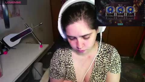 Snapshot of vallolet1_ chatting on 01-27-25, 02:42 Im Violet online show from 01-27-25, 02:42