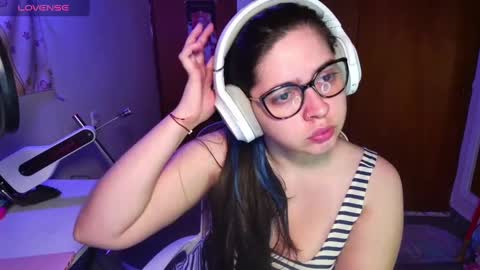 Snapshot of vallolet1_ chatting on 02-05-25, 09:25 Im Violet online show from 02-05-25, 09:25