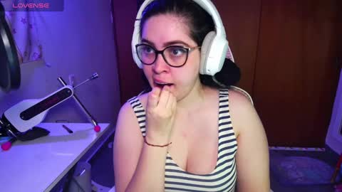 Snapshot of vallolet1_ chatting on 02-06-25, 12:00 Im Violet online show from 02-06-25, 12:00