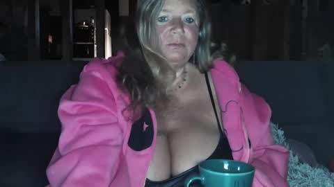 Snapshot of vampwoman chatting on 01-06-25, 08:14 vampwoman online show from 01-06-25, 08:14