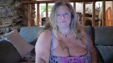 Snapshot of vampwoman chatting on 09-23-25, 01:03 vampwoman online show from 09-23-25, 01:03