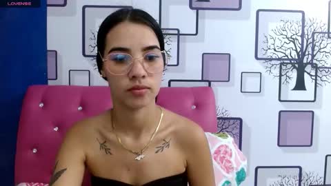 Snapshot of vanesa_19_ chatting on 09-15-25, 12:05 VANESA online show from 09-15-25, 12:05