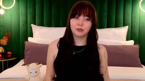 Snapshot of vanessafields chatting on 10-15-25, 05:35 Vanessa online show from 10-15-25, 05:35