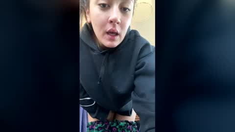 vanessareed_ online show from 05-03-26, 11:38