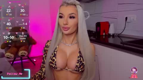 Snapshot of vanessavanne chatting on 01-17-26, 03:28 Vanessa online show from 01-17-26, 03:28