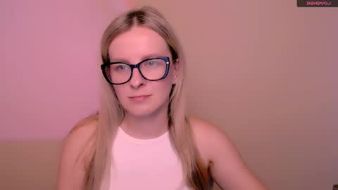 Mia online show from 05-25-26, 12:22