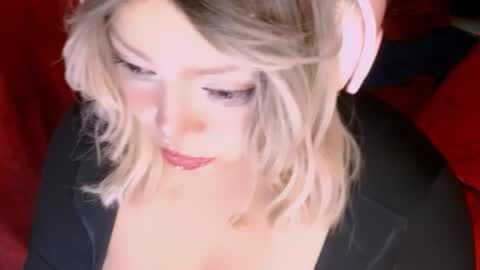 Snapshot of vanne_amet chatting on 10-27-25, 01:37 free follow me online show from 10-27-25, 01:37