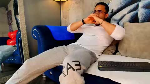 Snapshot of vans_ross chatting on 02-14-26, 07:32 Vans Ross online show from 02-14-26, 07:32