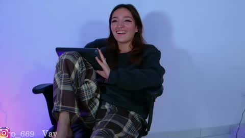 Snapshot of vayolett_dakotta chatting on 02-28-25, 12:43 Vayolett online show from 02-28-25, 12:43