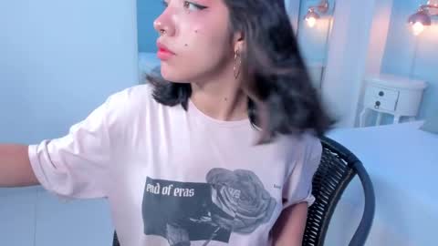 Snapshot of vayra_moon chatting on 05-18-26, 01:17 Vayra Moon online show from 05-18-26, 01:17