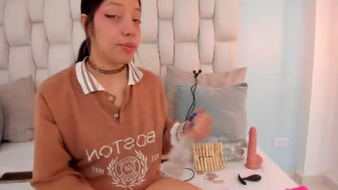 Snapshot of vayra_moon chatting on 07-24-26, 04:38 Vayra Moon online show from 07-24-26, 04:38