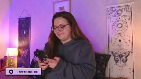 Vee Simons online show from 07-25-26, 08:50