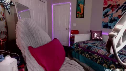 Snapshot of veeweatherbee chatting on 11-26-25, 07:48 Violet Weatherbee online show from 11-26-25, 07:48