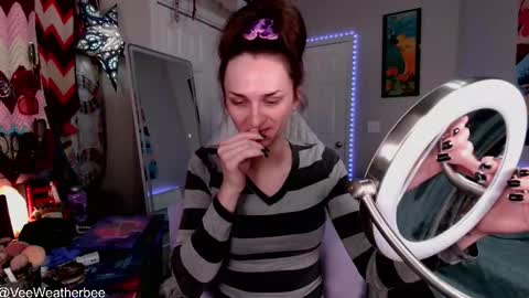 Snapshot of veeweatherbee chatting on 12-21-25, 04:41 Violet Weatherbee online show from 12-21-25, 04:41