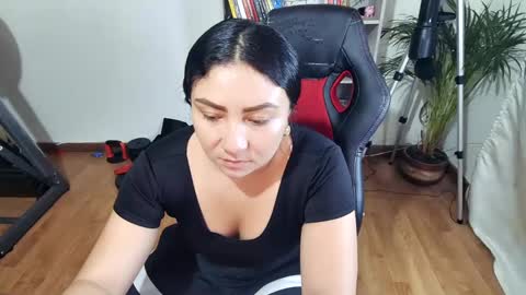 Snapshot of vellarossa chatting on 01-18-25, 02:25 Im VelaI will be Christmas and New Year with my family December 22 to January 13 I will miss you guys. online show from 01-18-25, 02:25