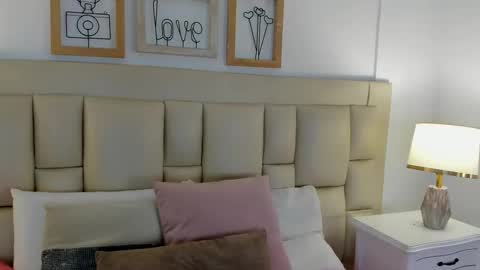 Snapshot of velora_ chatting on 10-19-25, 03:40 Velora online show from 10-19-25, 03:40