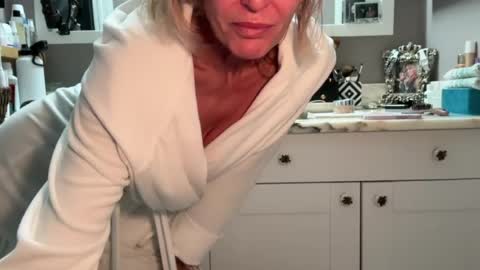 Snapshot of velvetbarbie chatting on 07-27-26, 06:37 VelvetBarbie online show from 07-27-26, 06:37