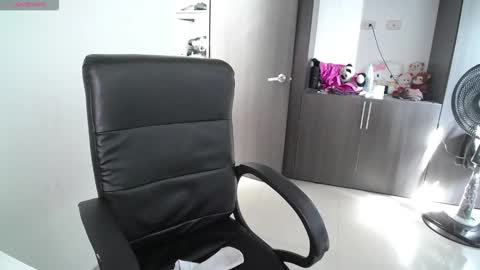 Snapshot of venelope1 chatting on 02-17-26, 07:53 Venelope 3 online show from 02-17-26, 07:53