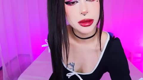 Snapshot of venomeowww_ chatting on 11-21-25, 03:49 Vivian online show from 11-21-25, 03:49