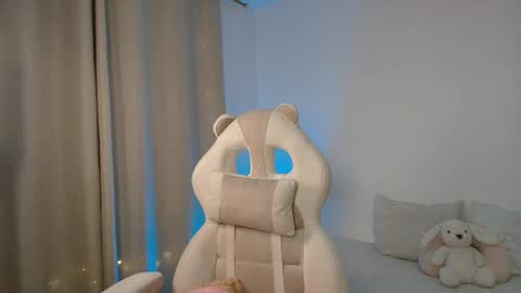 Snapshot of venus_art11 chatting on 12-19-25, 02:18 venus_art11 online show from 12-19-25, 02:18