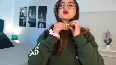 Snapshot of venus_steffen chatting on 09-12-25, 12:27 Mia online show from 09-12-25, 12:27