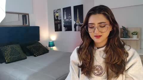 Snapshot of venus_steffen chatting on 09-29-25, 12:21 Mia online show from 09-29-25, 12:21