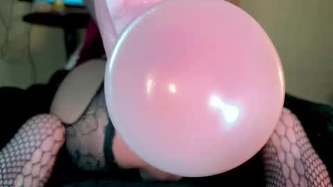 Snapshot of venustrav chatting on 12-04-25, 01:48 Venus online show from 12-04-25, 01:48