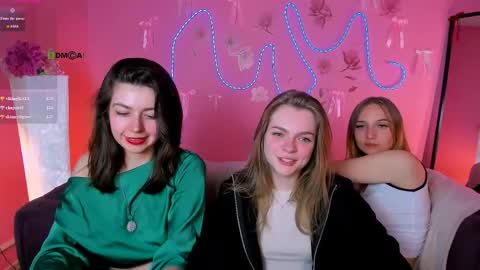 Snapshot of veronica_bubble chatting on 05-18-26, 04:07 Ronni online show from 05-18-26, 04:07