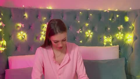 Snapshot of veronicavance chatting on 12-23-25, 06:55 Veronica online show from 12-23-25, 06:55