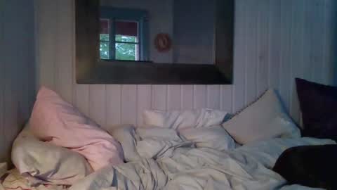 Snapshot of versatilexswede chatting on 06-23-26, 01:25 John online show from 06-23-26, 01:25