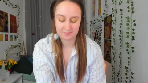 Snapshot of via_lattea_ chatting on 12-28-24, 01:39 Camilla online show from 12-28-24, 01:39