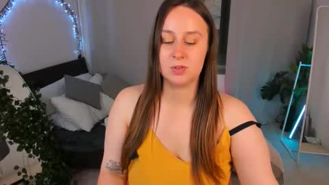 Snapshot of via_lattea_ chatting on 09-19-25, 05:13 Camilla online show from 09-19-25, 05:13