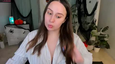 Snapshot of via_lattea_ chatting on 10-24-25, 10:55 Camilla online show from 10-24-25, 10:55