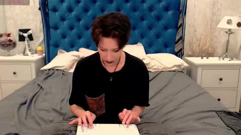 Snapshot of via_mayer chatting on 12-15-25, 08:35 Via online show from 12-15-25, 08:35