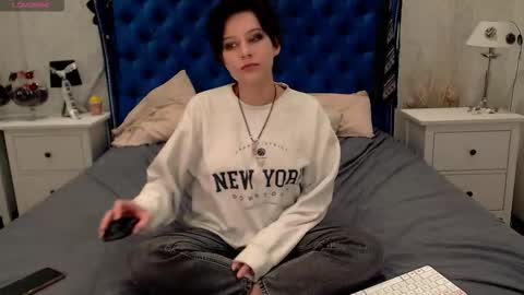 Snapshot of via_mayer chatting on 12-17-25, 08:04 Via online show from 12-17-25, 08:04