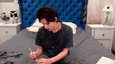 Snapshot of via_mayer chatting on 12-19-25, 10:17 Via online show from 12-19-25, 10:17