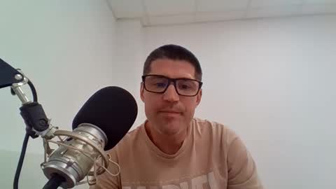 Snapshot of vibratorul89 chatting on 11-18-25, 04:00 vibratorul89 online show from 11-18-25, 04:00