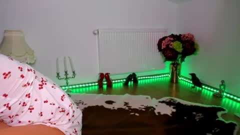 ViciousQueenu can call me Laura online show from 07-23-26, 06:33