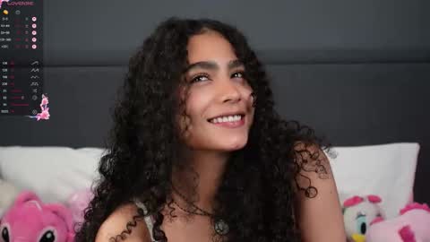 Snapshot of vicky_curly chatting on 12-15-25, 03:33 vicky_curly online show from 12-15-25, 03:33