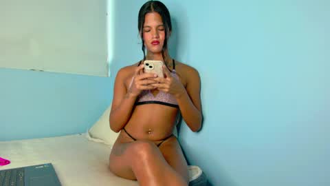 Snapshot of vicky_diamond09 chatting on 05-25-26, 10:38 Victoria online show from 05-25-26, 10:38