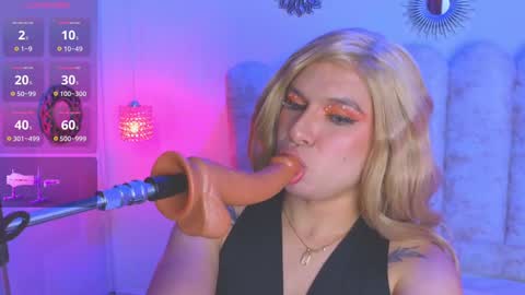 Snapshot of vicky_hot_x chatting on 02-17-25, 12:43 online show from 02-17-25, 12:43