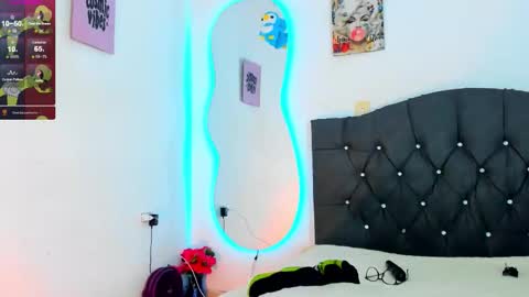 Victoria  independent model online show from 10-21-25, 04:51