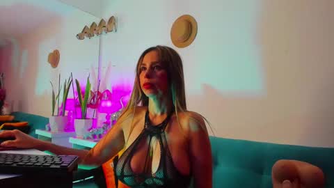 Victoria  online show from 02-02-25, 12:24