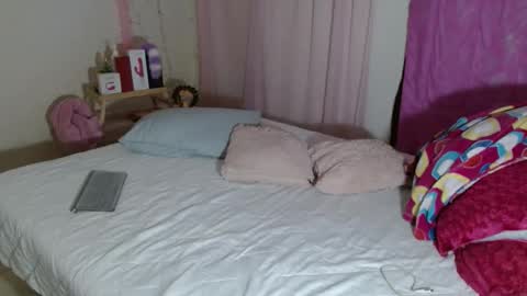Snapshot of victoria_miler chatting on 05-10-26, 08:25 VICKY online show from 05-10-26, 08:25