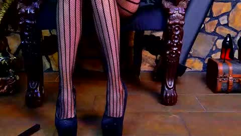 Snapshot of victoriaheller chatting on 11-18-25, 04:39 Victoria Heller online show from 11-18-25, 04:39