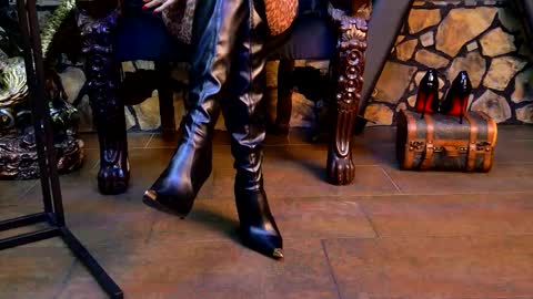 Snapshot of victoriaheller chatting on 11-24-25, 04:56 Victoria Heller online show from 11-24-25, 04:56