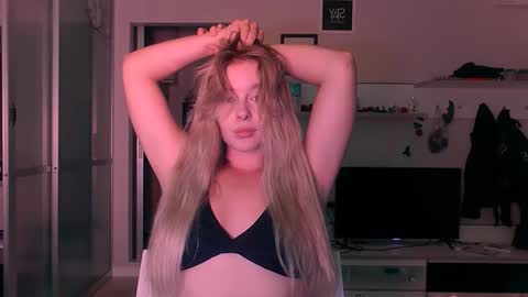 Eva and Victor online show from 09-27-25, 01:16