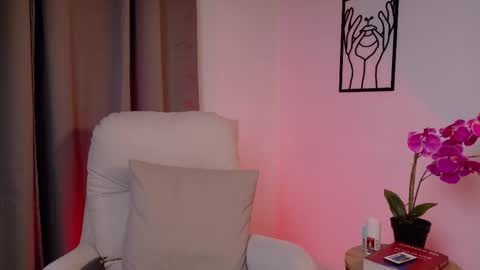 Snapshot of victorianova chatting on 12-22-25, 08:06 VictoriaNova online show from 12-22-25, 08:06