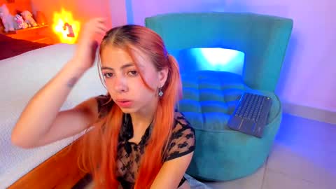 Snapshot of victoriasmithtv chatting on 03-12-25, 11:01 victoriasmithtv online show from 03-12-25, 11:01