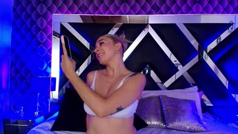 Snapshot of victtoria_lee chatting on 10-10-25, 09:03 victtoria lee online show from 10-10-25, 09:03